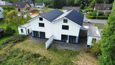 Doppelhaushälfte zum Selbstausbau in Windeck-Hurst!