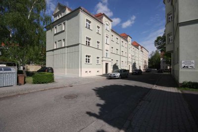 teilmöblierte helle 3 Zimmer Wohnung mit Balkon mit eigenen Gartenanteil und Einbauküche