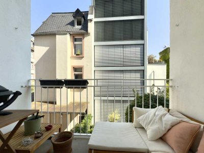 Sanierte Altbau Wohnung mit Balkon und Aufzug in bester Nordend Lage