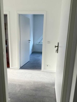Erstbezug nach Sanierung: 2 Zi. Wohnung im 2. OG in Berlin-Hermsdorf