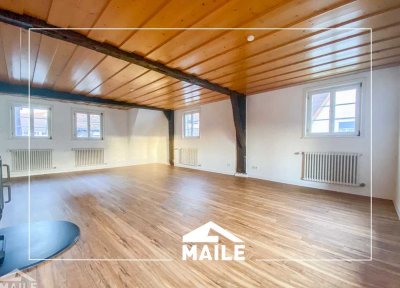 Hochwertige 2,5-Zimmer Dachgeschosswohnung mit EBK und Balkon in toller Lage