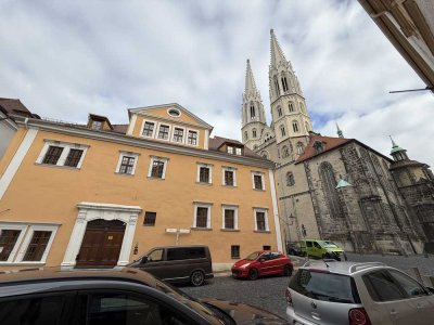 Besonderes, hochwertig möbliertes Appartement in historischem Haus, direkt an der Peterskirche!