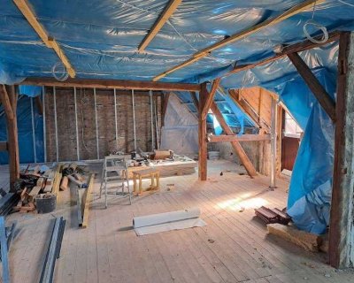 Teilsaniertes Zweifamilienhaus. Freies DG zum individuellen Ausbau vorbereitet. 1000m² Grundstück