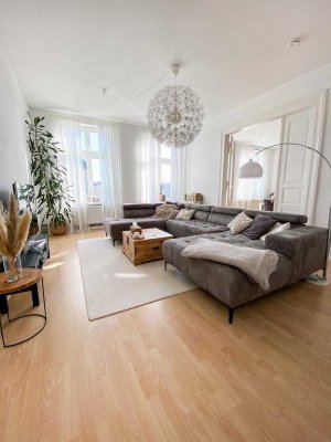 Großzügige und helle 5-Raum-Wohnung am Theater im sanierten Jugendstil!