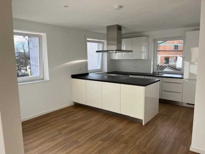 Vollständig renovierte 4,5Zi.-Whg. (1. OG) mit hochwertiger EBK+Stellplatz