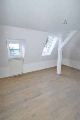 Neuwertige 3-Zimmer-DG-Wohnung mit Garage in Cortendorf