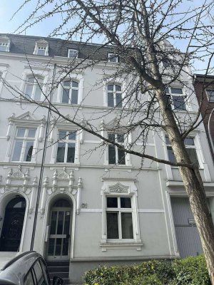 Wohnen im Altbau mit hohen Decken - Bad komplett saniert