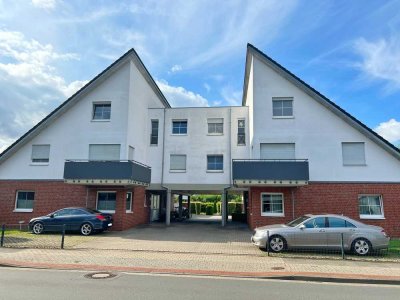 Helle Dachgeschosswohnung mit Balkon, Carport und eigenem Garten