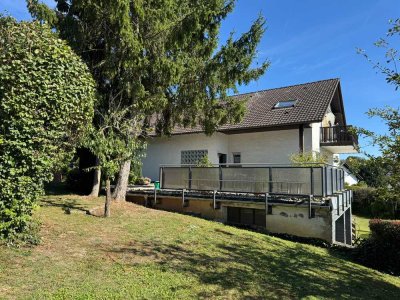 Drei-Familienhaus mit Doppelgarage & großem Garten – solider Bestand mit Value-Add-Potenzial