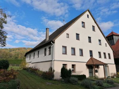 Großes Einfamilienhaus mit 15 ar Grund und Nebengebäuden