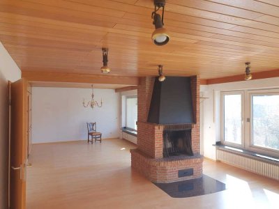 Entdecken Sie diese großzügige Immobilie in begehrter, ruhiger Lage mit weitläufigem Grundstück!