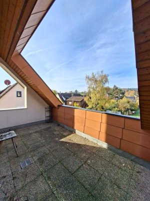 Sehr schöne, gemütliche 2-Zi.-DG-Whg * EBK + TL-Bad + Dachloggia + TG-Stpl. in guter Lage!