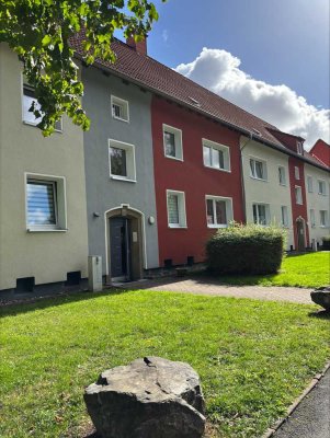 Frisch renoviert mit großem Balkon!