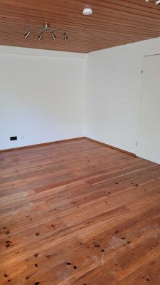 Einliegerwohnung/Souterrain mit Echtholzparkett, Erstbezug nach Renovierung