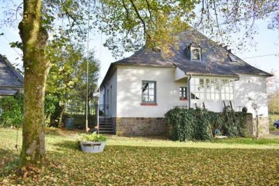 **Charmantes Wohnhaus mit Garten und Gästehaus**