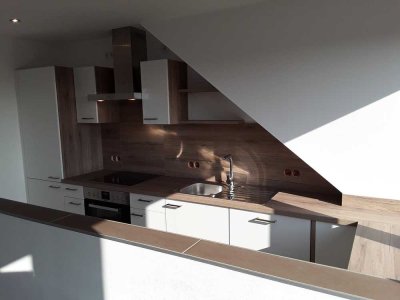 Wunderschöne, offene 3-Zimmer-Dachgeschosswohnung mit uneinsehbarem Balkon u. EBK in 90441, Nürnberg