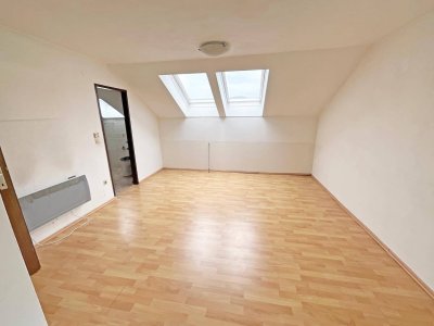 Günstige Dachgeschosswohnung mit Küchenmöbeln