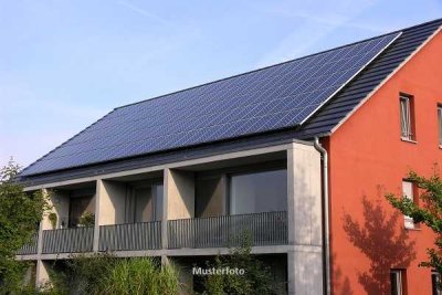 Garagengebäude mit Wohnung im DG
