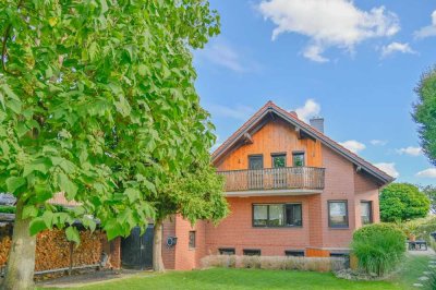 Ruhepol am Feldrand: Stilvolles Einfamilienhaus mit Garage