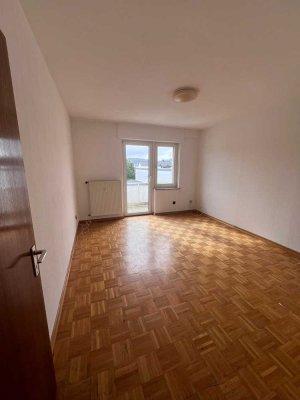 Freundliche und gepflegte 2-Zimmer-Dachgeschosswohnung mit Balkon und Einbauküche in Zweibrücken