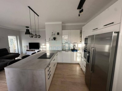 Renovierte 4-Zimmerwohnung mit 233 m² Eigengarten und zwei Stellplätzen – Nähe Haid-Center