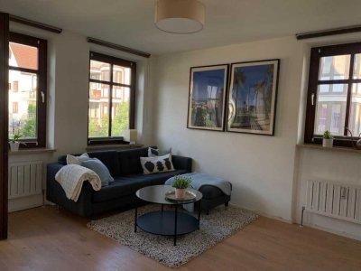 Zwischenvermietung: helle Wohnung im Grünen zwei Zimmer, Balkon & EBK in Maxvorstadt