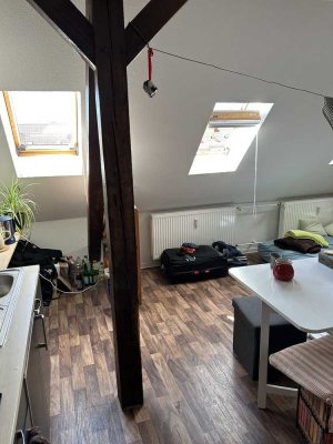 gut geschnittene 1-Raum-Wohnung im Dachgeschoss mit Wannenbad, Sichtbalken und Kabel-TV