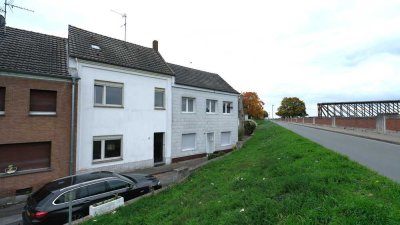 Renovierungsbedürftiges Reihenhaus, schön am Fluß gelegen.