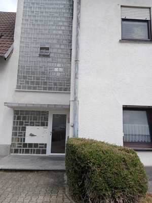 Sonnige Erdgeschosswohnung mit Parkplatz und Keller zu verkaufen!