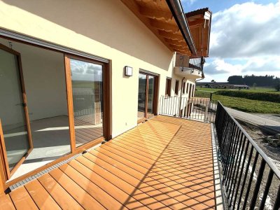 Erstbezug: attraktive 3-Zimmerwohnung 
mit Aufzug, TG und Bergblick