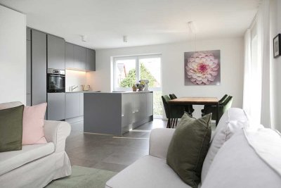 Geschmackvolle, neuwertige 4-Zimmer-Wohnung mit lux. Innenausstattung mit Balkon und EBK- Möbliert