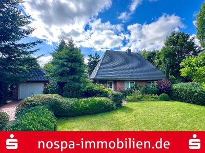 Ein Refugium im Grünen – Walmdach-Bungalow mit parkähnlichem Grundstück