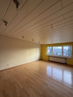 großzügige  Wohnung im 1. OG mit großem Balkon in zentraler Lage von Lechenich