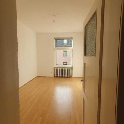 Lichtdurchflutete freie bezugsfertige 3 Zi Altbauwohnung in zentraler Lage