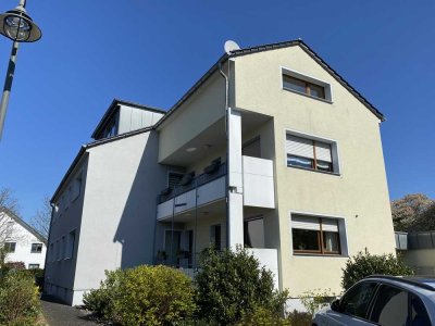 Gepflegte DG-Wohnung mit drei Zimmern und EBK in Troisdorf-Sieglar