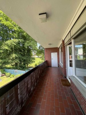 **helle Balkonwohnung mit zwei Zimmern**