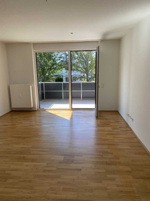 Sehr schöne 2-Zimmer-Wohnung mit Balkon und Einbauküche in Bad König