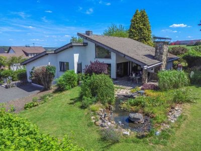 Architektonisch reizvolles Einfamilienhaus mit ELW in ruhiger Ortsrandlage von Urbach!