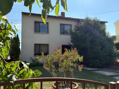 Großzügiges Mehrfamilienhaus mit 7 Zimmern und Garten