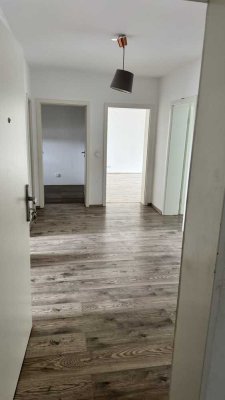 Vollständig renovierte 4-Raum-Wohnung mit Balkon in Bruchköbel