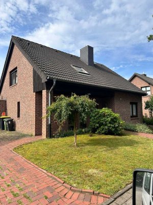 Freistehendes Einfamilienhaus mit großem Grundstück, Terrasse, Garten u. Garage in bester Lage