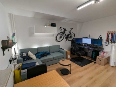 Möblierte, neuwertige 1,5-Raum-Wohnung mit geh. Innenausstattung mit Balkon und EBK