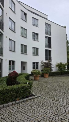Lichtdurchflutete, frisch renovierte 3-Zimmer-Wohnung mit 2 Balkonen in Düsseldorf-Oberkassel