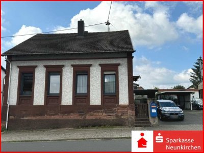 Freistehendes, renovierungsbedürftiges Einfamilienhaus