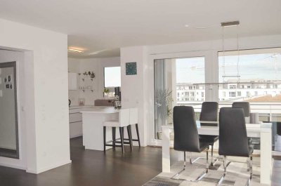 von Privat - Penthouseflair, bezugsfrei und neuwertig, sehr hell und tolle Aussicht, Balkon, EBK