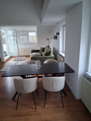 Stilvolle, geräumige und vollständig renovierte 2-Zimmer-Wohnung mit Balkon und EBK in Berlin