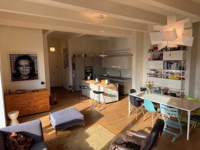 Modernes Loft mit urbanem Flair – Balkon, Carport & grüner Rückzugsort