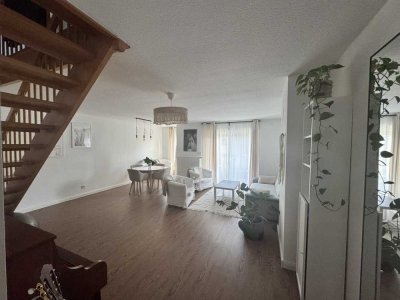 Stilvolle, modernisierte 3,5-Raum-Maisonette-Wohnung mit Balkon und Einbauküche in Eckental