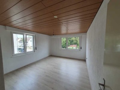 Helle 2,5-Zimmer-Wohnung mit Balkon, 3 Garagen mit einem Stellplatz und guter Lage in Ludwigsburg