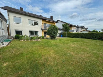 Vielseitiges Wohnhaus mit großem Garten und zwei Garagen in ruhiger Lage